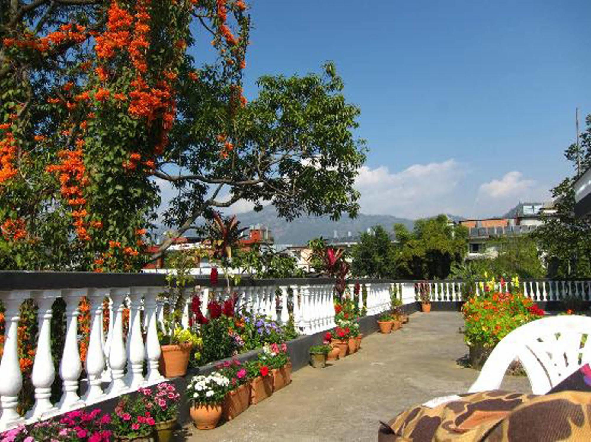 Sacred Valley Inn Pokhara Bagian luar foto