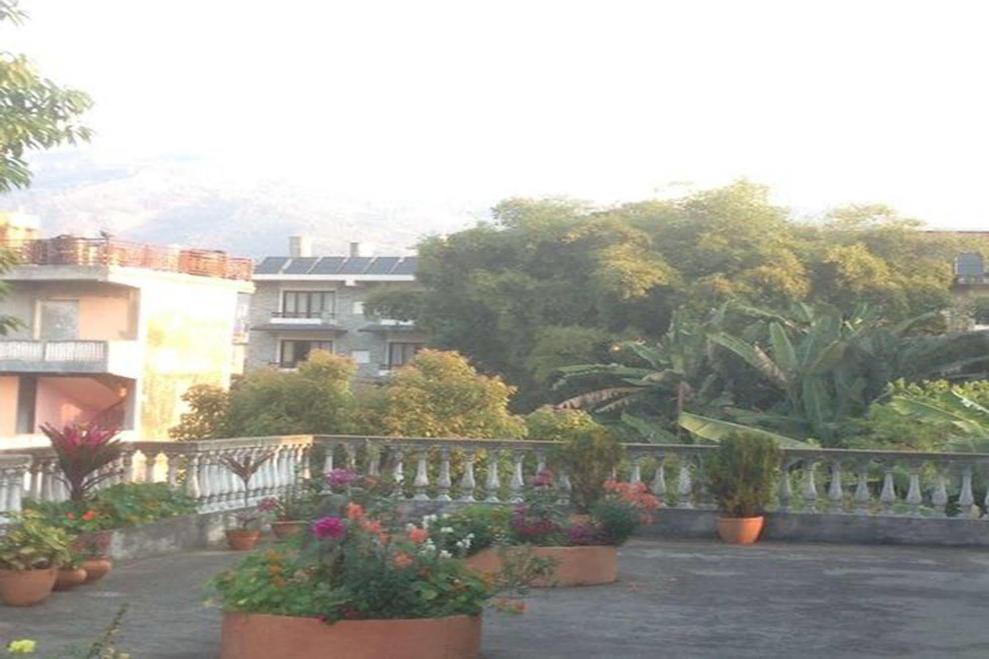 Sacred Valley Inn Pokhara Bagian luar foto